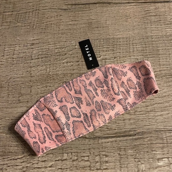 MOTEL Dyla Crop Top. - Picture 4 of 8